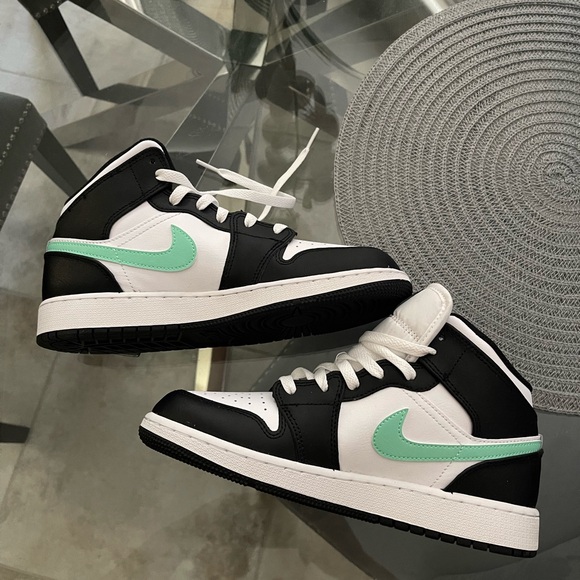 Nike new Jordan’s black white and mint green size 6.5 big kids also size 8 women - Picture 8 of 12